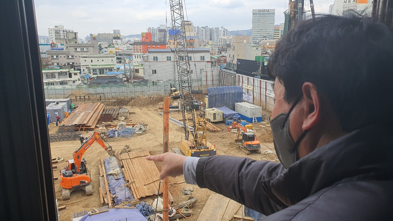 신축주상복합 공사현장과 인접한 대형 오피스텔 세입자들은 소음과 진동, 분진 등 불안을 호소하며 하나둘 계약해지를 통보했다. 오피스텔 대표가 피해상황을 설명하고 있다. /서인주 기자
