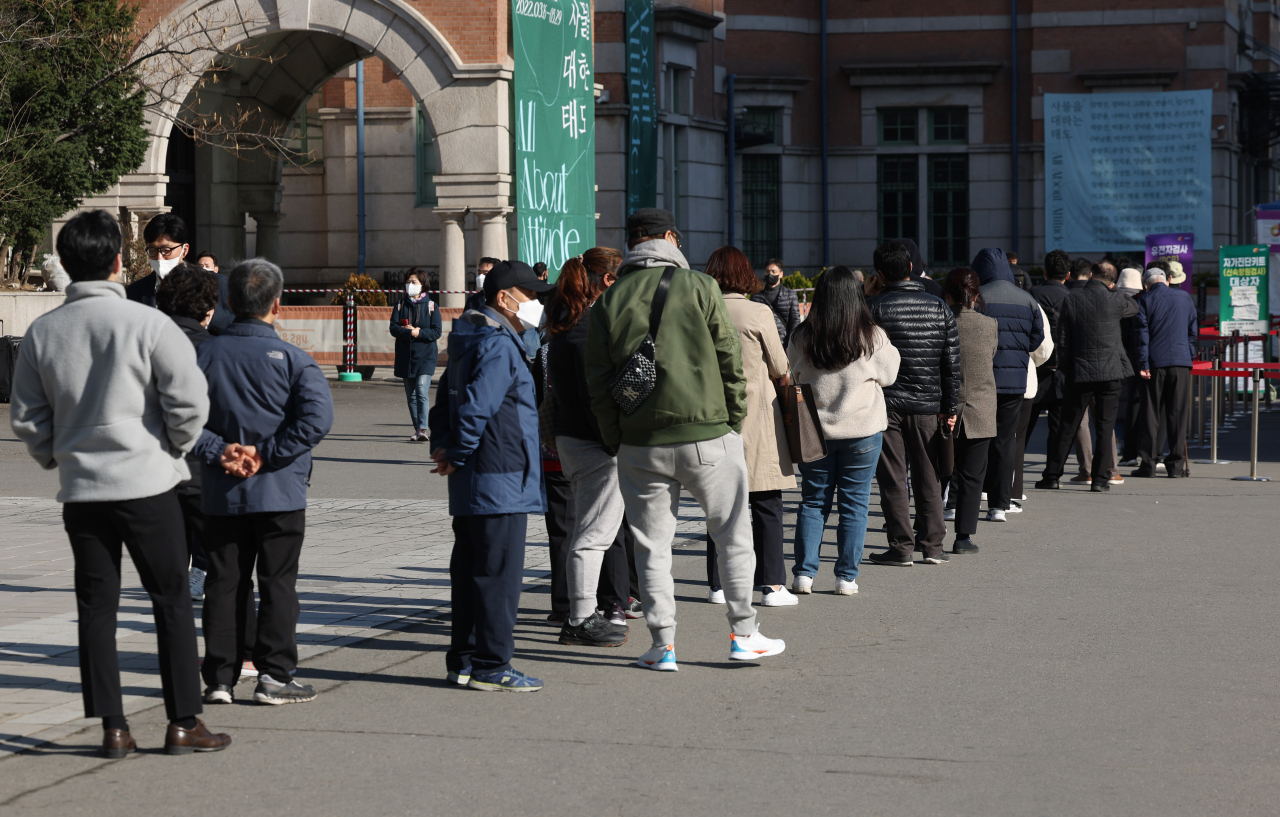 1일 오전 서울역 광장에 마련된 코로나19 임시 선별검사소에서 시민들이 검사를 받기 위해 기다리고 있다. [연합]