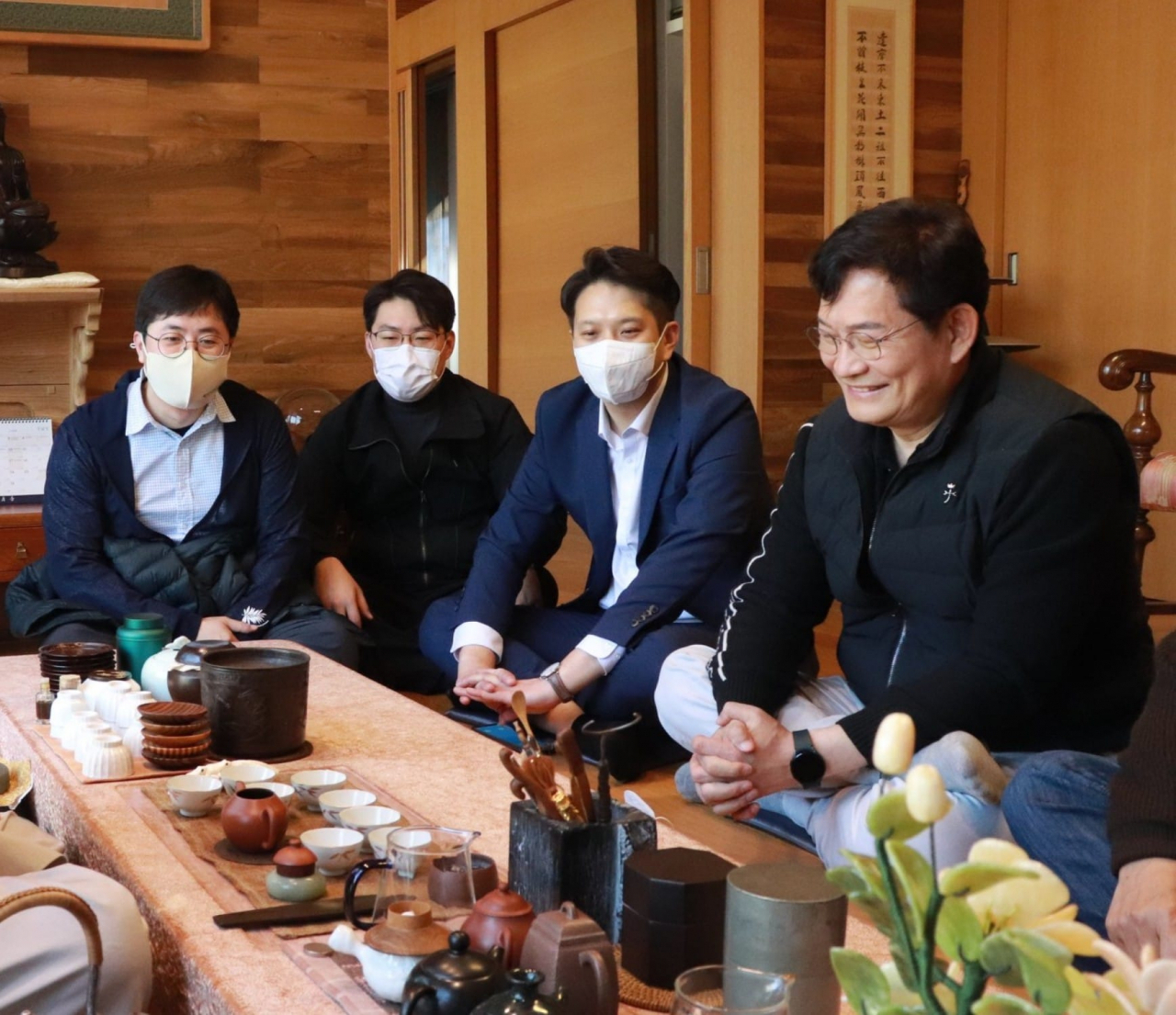 더불어민주당 전용기 의원과 이동학 전 청년최고위원, 박영훈 민주당 전국대학생위원장이 지난달 27일 경남 양산 통도사에 머물고 있던 송영길 전 대표를 찾아가 서울시장 출마를 요청했다고 밝혔다. (사진 오른쪽부터 송영길 전 대표, 전용기 의원, 박영훈 위원장, 이동학 전 최고위원) [사진=박영훈 위원장 페이스북]
