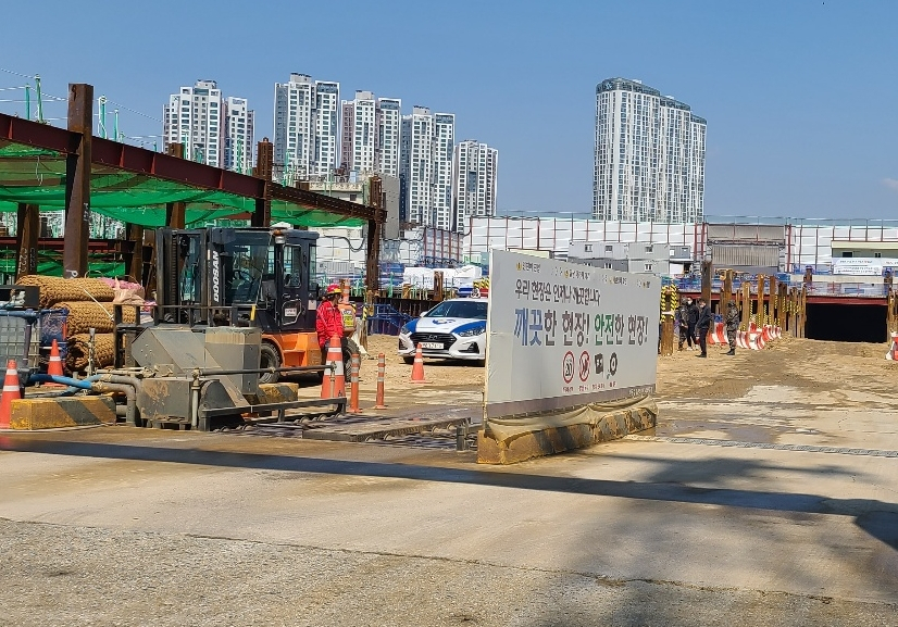 2일 서울 성수동의 한 아파트 재건축 공사 현장에서 폭탄이 발견돼 경찰과 군이 조사를 하고 있다. [연합]