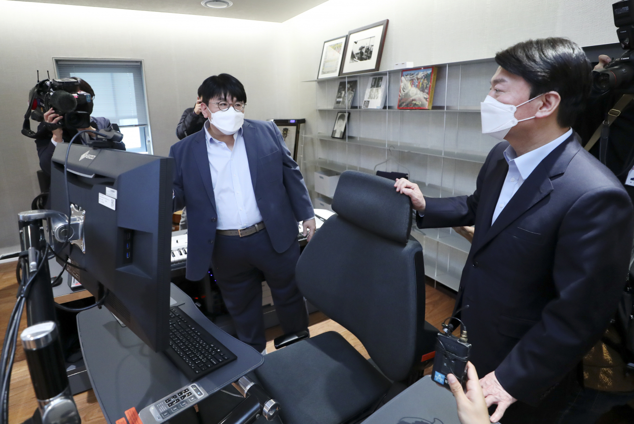 안철수 인수위원장이 2일 서울 용산구 하이브 본사를 찾아 방시혁 하이브 의장의 설명을 들으며 작업실을 둘러보고 있다. [연합뉴스]