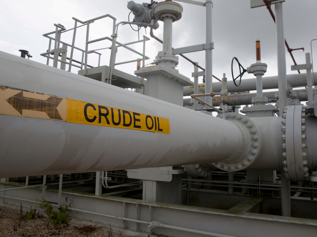 FILE PHOTO: A maze of crude oil pipes and valves is pictured during a tour by the Department of Energy at the Strategic Petroleum Reserve in Freeport, Texas, U.S. June 9, 2016. REUTERS/Richard Carson/File Photo