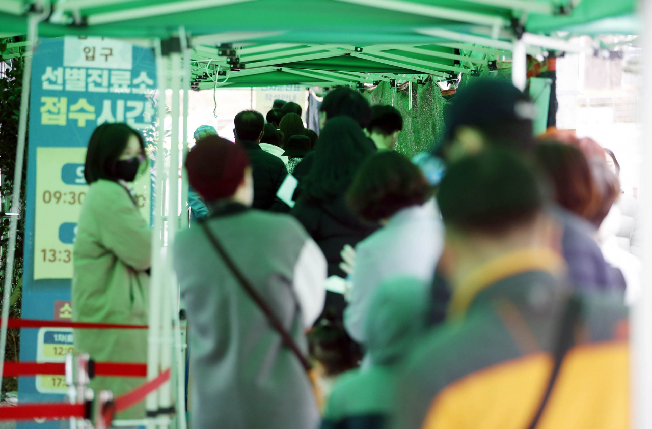 지난 28일 광주 북구 상시선별진료소에서 주민들이 유전자증폭(PCR) 코로나19 검사를 받으려고 대기하고 있다. [연합]