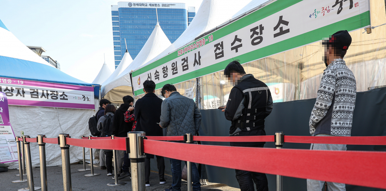 서울 중구 서울역 선별진료소에서 시민들이 신속항원 검사를 받기 위해 대기하고 있다. [연합뉴스]