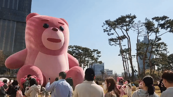 서울 송파구 신천동 롯데월드타워 월드파크 잔디광장에 설치된 아파트 4층 높이(15m) 초거대 '벨리곰' [이원율 기자]