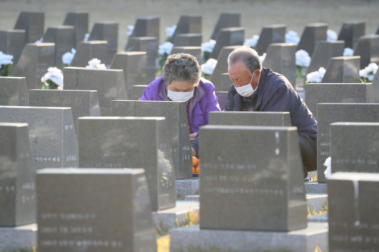 제74주년 제주 4·3 희생자 추념식이 예정된 3일 오전 유가족이 제주시 봉개동 4·3평화공원 내 행방불명인 표석을 찾아 희생자의 넋을 위로하고 있다. [연합]