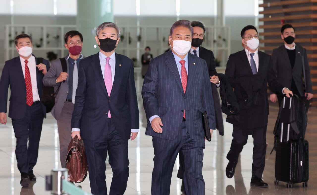 윤석열 대통령 당선인이 미국에 파견하는 ‘한미 정책협의 대표단’ 단장 박진 국민의힘 의원과 부단장 조태용 의원 등이 3일 오전 인천국제공항에서 출국하기 위해 이동하고 있다. [연합]