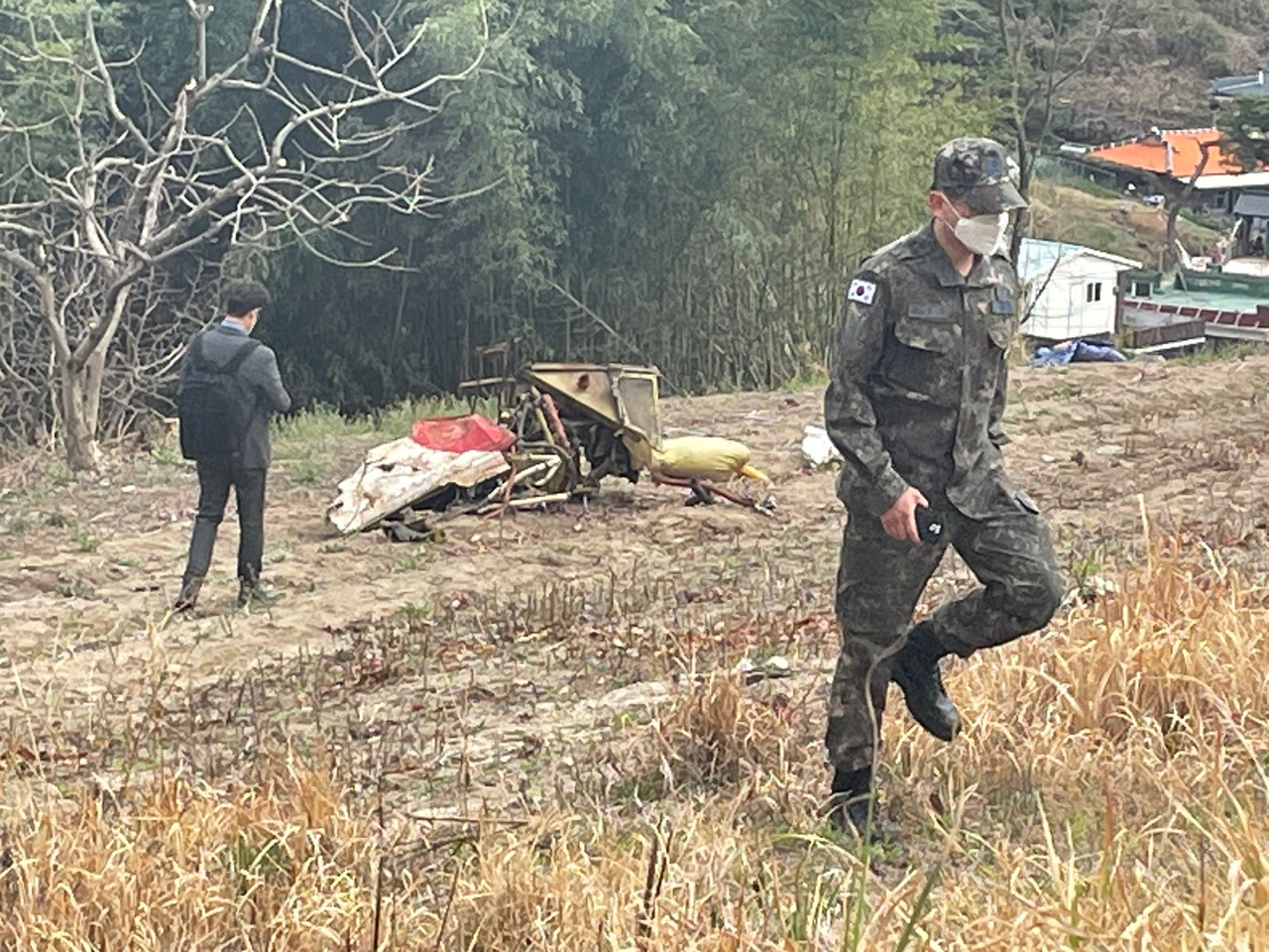 1일 오후 1시 36분께 경남 사천시 정동면 고읍리 한 들판 인근에 공군 훈련기 KT-1 추락해 3명이 숨지는 사고가 발생했다. [연합]