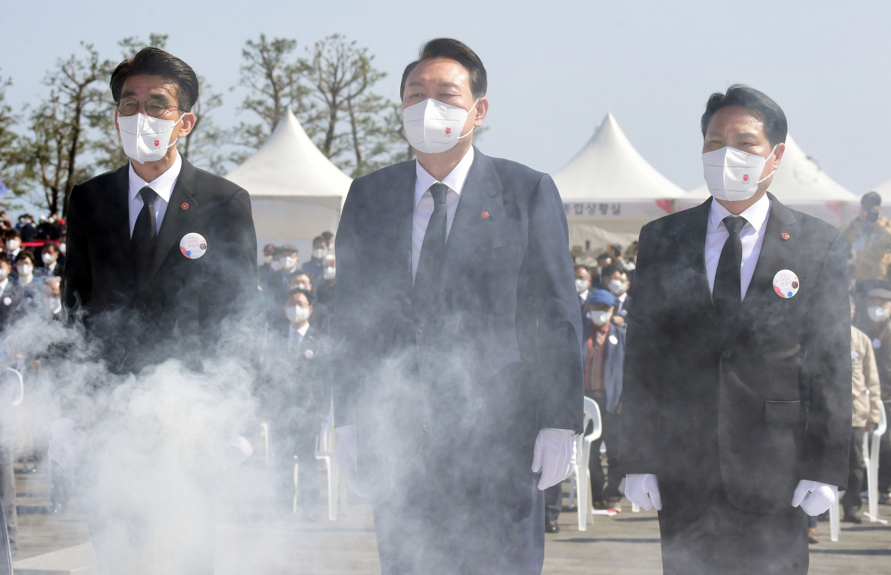윤석열 대통령 당선인이 3일 제주 4·3평화공원에서 열린 제74주년 4·3희생자 추념식에서 분향하고 있다. [연합]