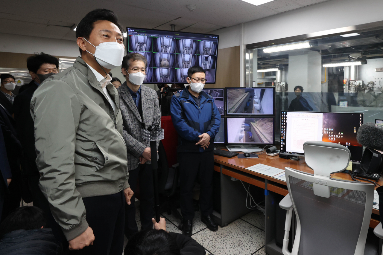 오세훈 서울시장이 3일 오전 서울 서초구 서울추모공원에서 화장시설 추가가동 현장을 점검하고 있다. [연합]