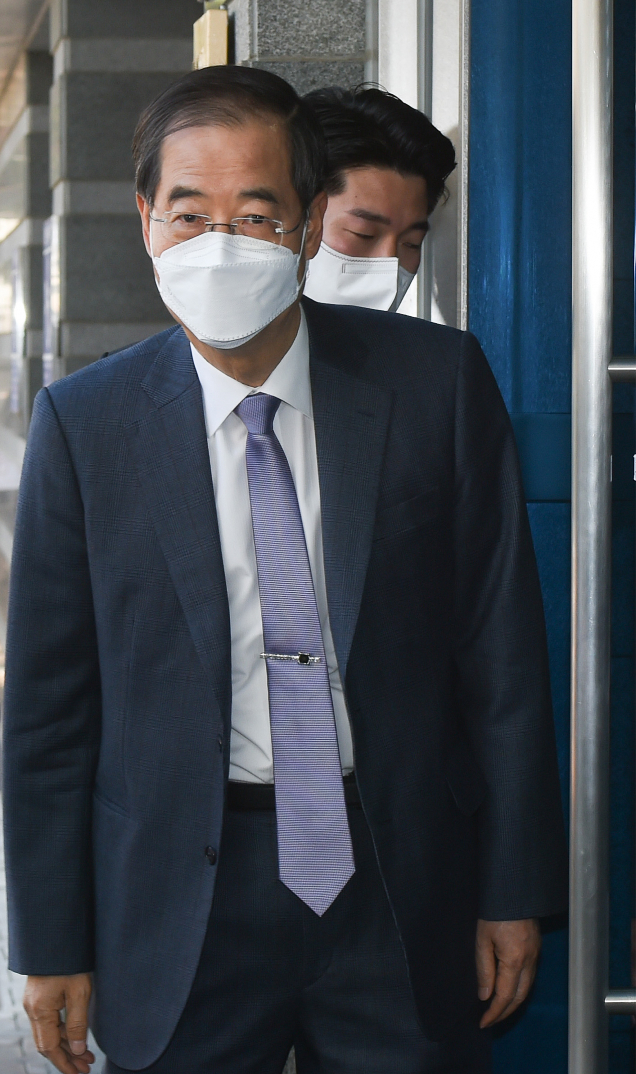 윤석열 정부의 첫 신임 국무총리로 지명된 한덕수 전 총리가 3일 오후 서울 종로구 통의동 대통령직인수위원회로 들어가고 있다. 연합뉴스