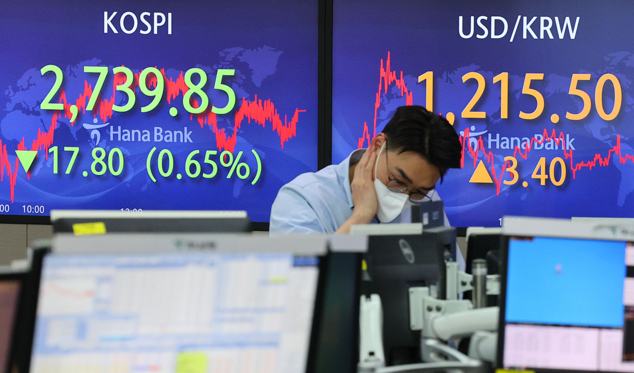 Digital boards at Hana Bank's dealing room in central Seoul shows Kospi price and won-dollar exchange rate on Friday. (Yonhap)