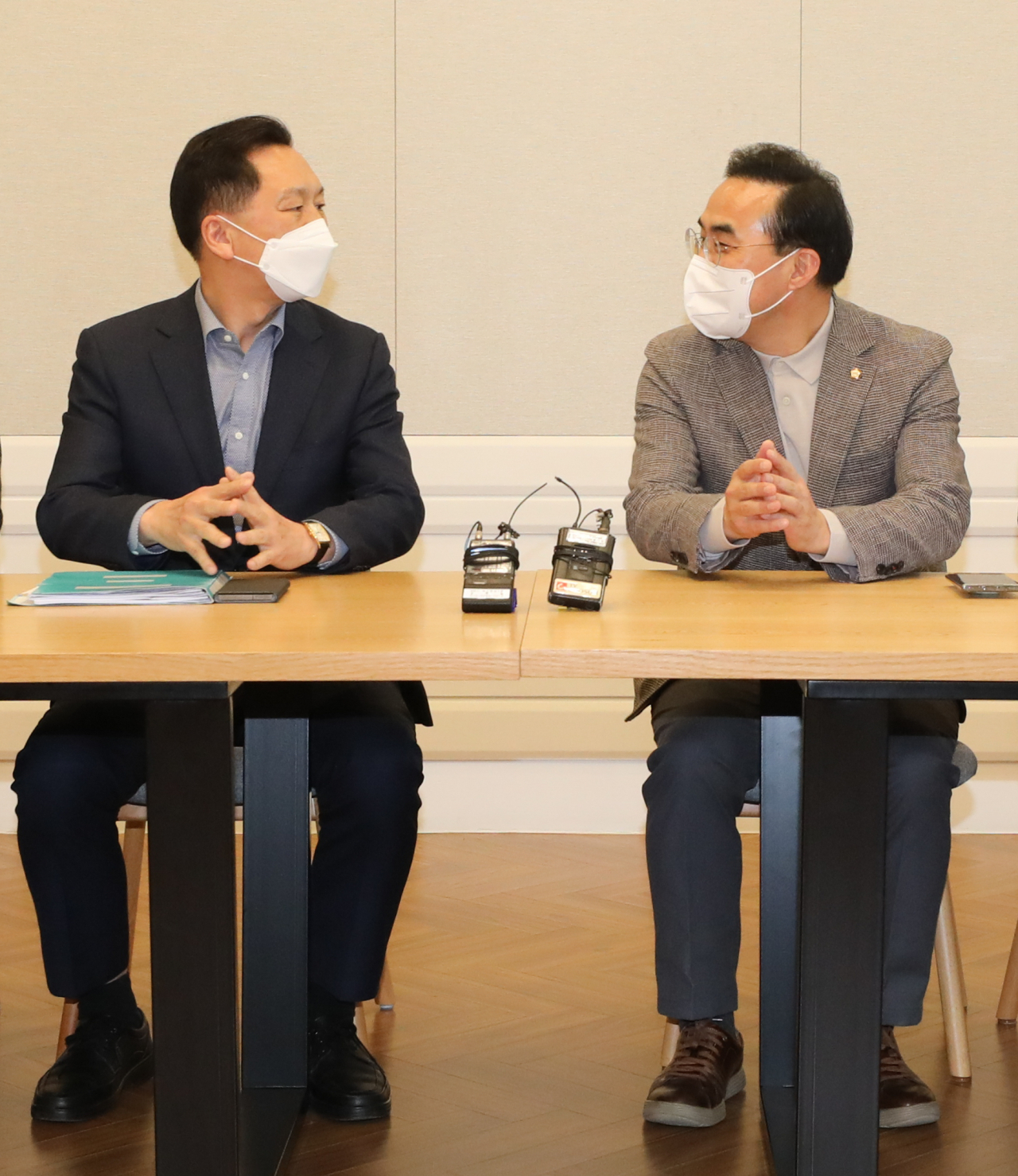 국민의힘 김기현 원내대표(왼쪽)와 더불어민주당 박홍근 원내대표가 3일 오후 국회에서 기초의원 중대선거구제 도입 문제 논의를 위한 회동을 하고 있다. [연합]