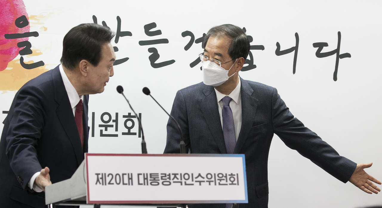 한덕수 국무총리 후보자는 3일 엄중한 시기 큰 짐을 지게 돼 영광스러우면서도 무거운 책임을 느낀다고 밝혔다. 윤석열 대통령 당선인이 이날 서울 종로구 통의동 인수위 기자실에서 신임 국무총리 지명을 발표한 뒤 한 후보자의 안내로 단상을 내려가고 있다. [인수위사진기자단]