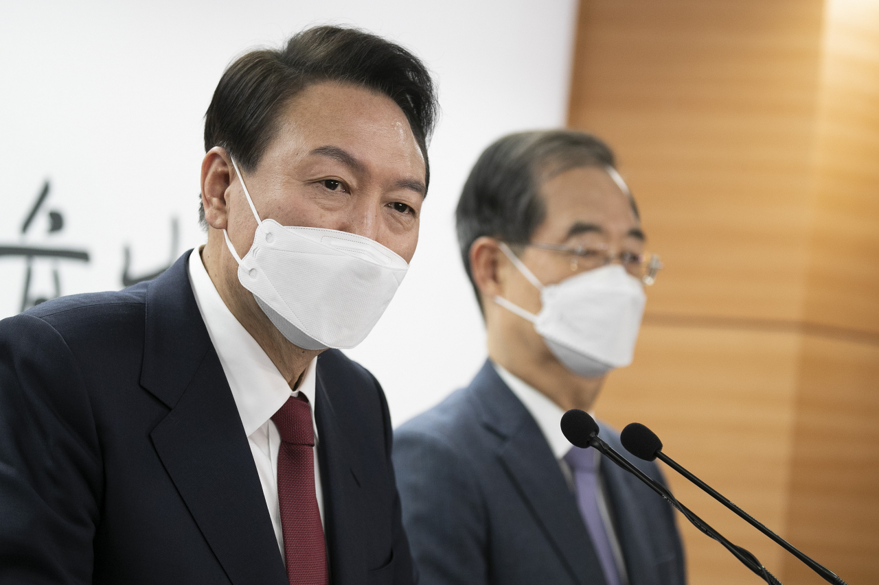 윤석열 대통령 당선인이 3일 오후 서울 종로구 통의동 대통령직인수위원회 기자회견장에서 한덕수 국무총리 후보자 인선을 직접 발표한 후 취재진의 질문에 답하고 있다. [인수위사진기자단]