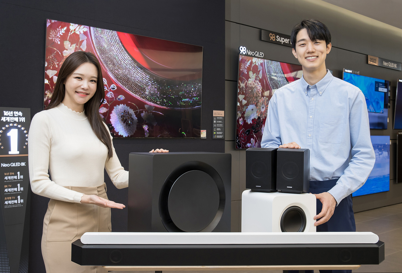 삼성전자 모델이 서울 논현동에 위치한 삼성 디지털프라자 강남본점에서 사운드바 신제품들을 소개하고 있다. [삼성전자 제공]