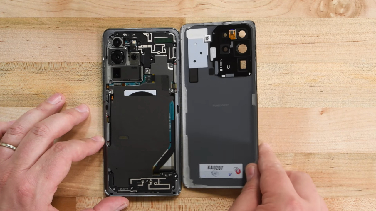 ‘아이픽스잇(ifixit)’이 삼성전자의 갤럭시S20 울트라 분해하는 모습.[유튜브 ‘아이픽스잇(ifixit)’ 캡처]