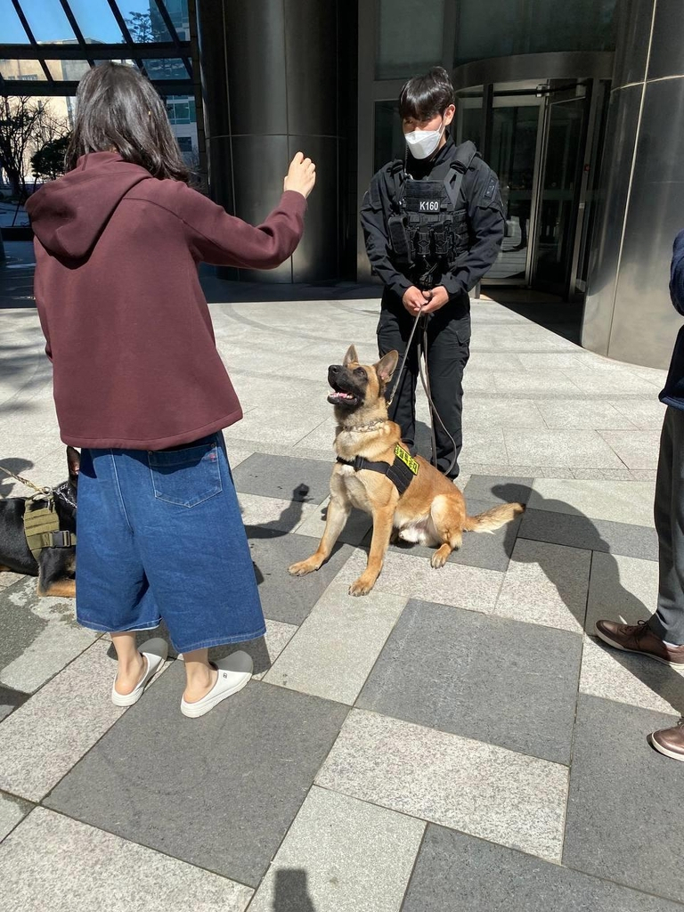 윤석열 대통령 당선인 부인 김건희 여사가 최근 서울 서초구 서초동 자택 앞에서 자신의 경호를 맡은 경찰특공대의 폭발물 탐지견을 안고 사진을 촬영하고 있다. [연합]