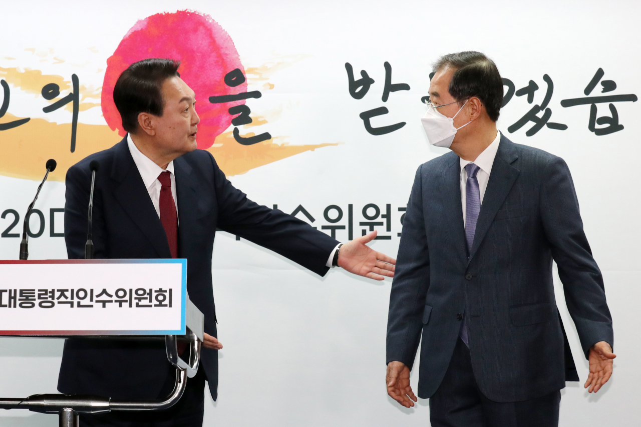 윤석열 당시 대통령 당선인이 4월3일 서울 통의동 대통령직 인수위원회 기자회견장에서 한덕수 전 국무총리가 배석한 가운데 새 정부 초대 총리후보로 한 전 국무총리를 지명하고 있다. [인수위사진기자단]