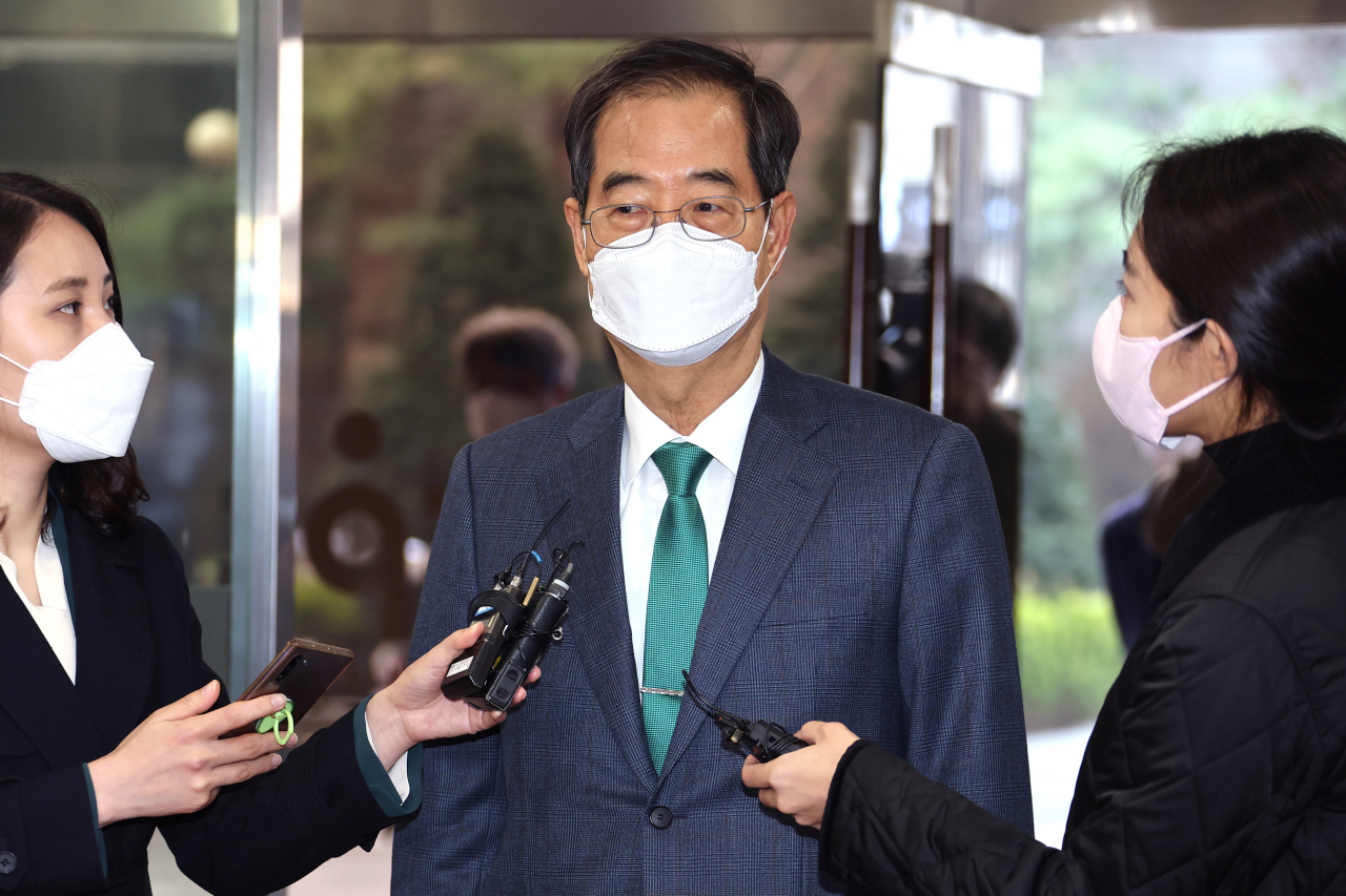 한덕수 국무총리 후보자가 4일 오전 서울 종로구 적선동 한국생산성본부 건물에 마련된 국회 인사청문회 준비단 사무실에 첫 출근을 하며 본격적인 청문회 대비를 시작하고 있다. [연합]