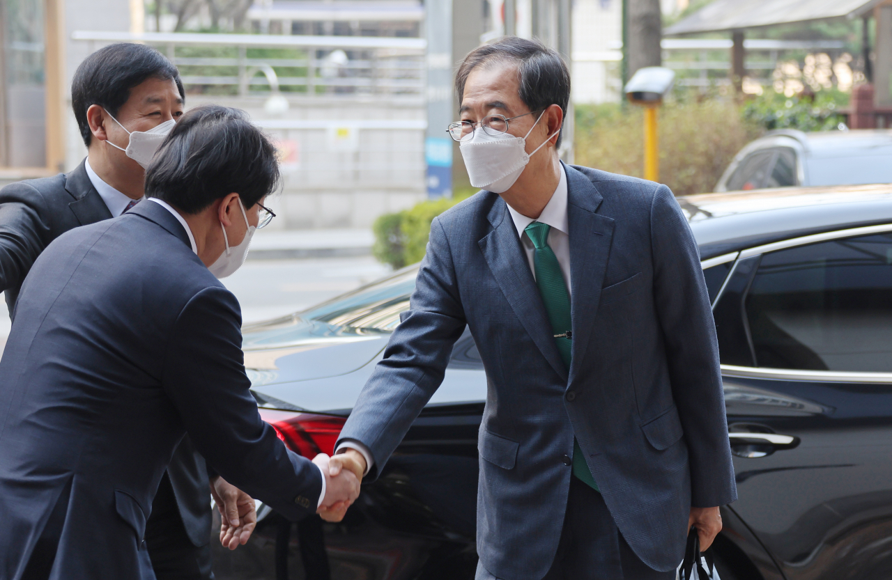 한덕수 국무총리 후보자가 4일 오전 서울 종로구 적선동 한국생산성본부 건물에 마련된 국회 인사청문회 준비단 사무실에 첫 출근을 하며 본격적인 청문회 대비를 시작하고 있다. [연합]