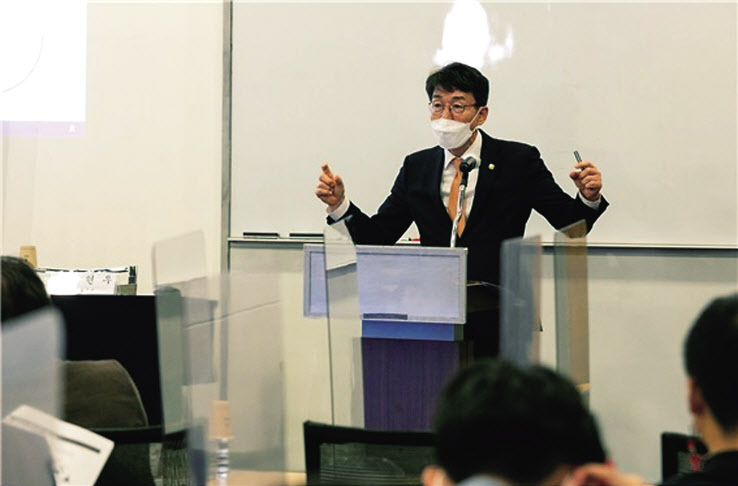 류근관 통계청장이 지난 1일 서울 상공회의소에서 열린 ‘국가 통계 플랫폼과 디지털 혁신 포럼’에서 기조연설을 하고 있다. 류 청장은 통해 “국가 통계데이터가 칸막이에 가로막혀 흩어져 있다”며 “국가 통계데이터에 관한 경험과 인력 면에서 통계청이 주도 조직으로서 허브 역할을 수행해야한다”고 통계데이터 거버넌스의 중요성을 강조했다. [통계청 제공]