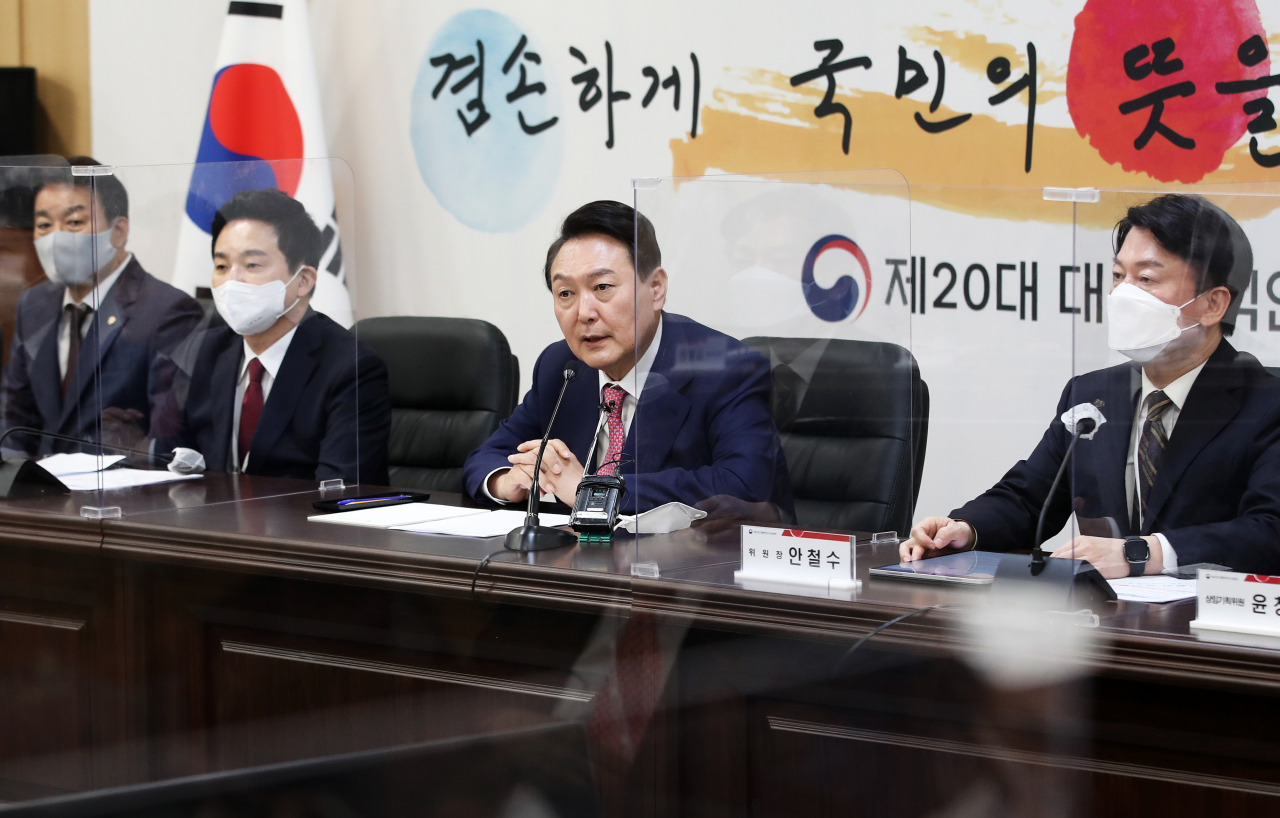 윤석열 대통령 당선인이 4일 오후 서울 종로구 삼청동 제20대 대통령직인수위원회에서 열린 인수위 기획위원회 제1차 전체회의에서 발언하고 있다. 연합뉴스