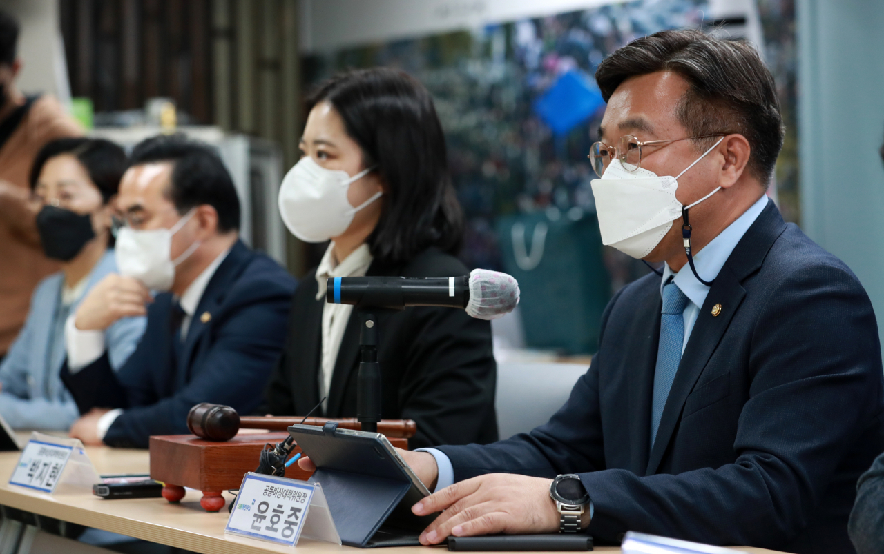 더불어민주당 윤호중 공동비상대책위원장이 지난 4일 오전 부산 연제구 민주당 부산시당에서 열린 비상대책위원회의에서 발언하고 있다. [연합]