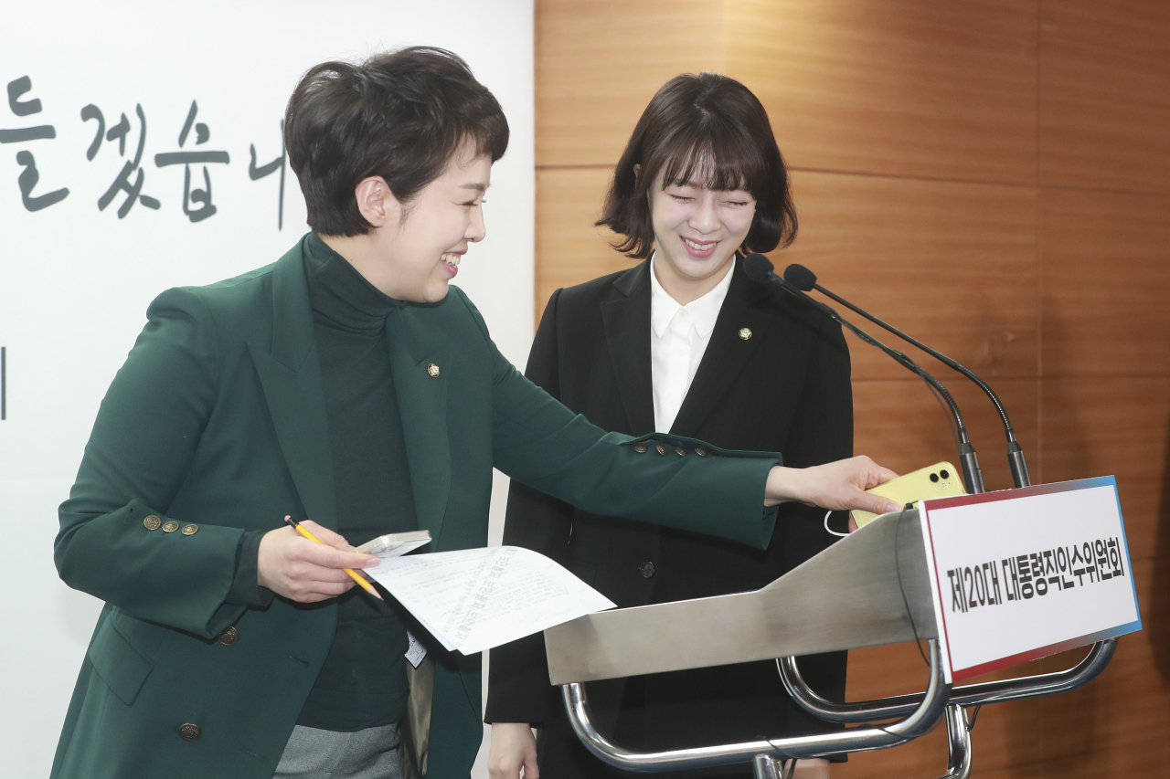 윤석열 대통령 당선인의 신임 대변인에 임명된 국민의힘 배현진(오른쪽) 의원이 인사말을 위해 5일 오전 서울 종로구 통의동 제20대 대통령직인수위원회 기자회견장으로 들어서고 있다. 전임 김은혜 대변인은 경기도지사 출마를 고심 중이다. [연합]