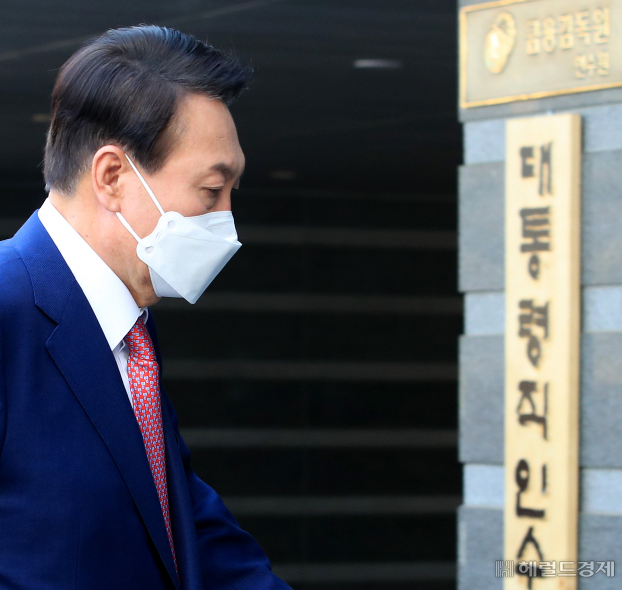 4일 오후 윤석열 대통령 당선인이 외부 일정을 소화하고 서울 종로구 통의동 대통령직인수위원회 집무실에 들어오고 있다. 박해묵 기자