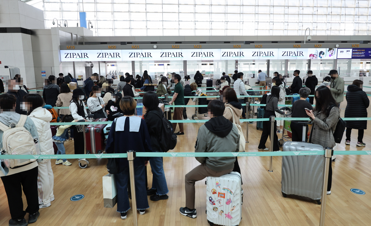 지난 3일 오전 인천국제공항 1터미널 출국장 체크인 카운터에서 탑승객들이 출국 수속을 밟기 위해 대기하고 있다. [연합]