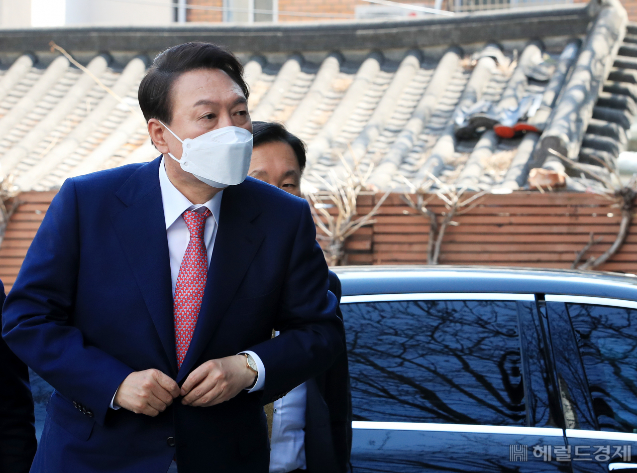 4일 오후 윤석열 당선인이 외부일정을 소화하고 종로구 통의동 대통령직인수위원회 집무실에 들어오고 있다. 박해묵 기자