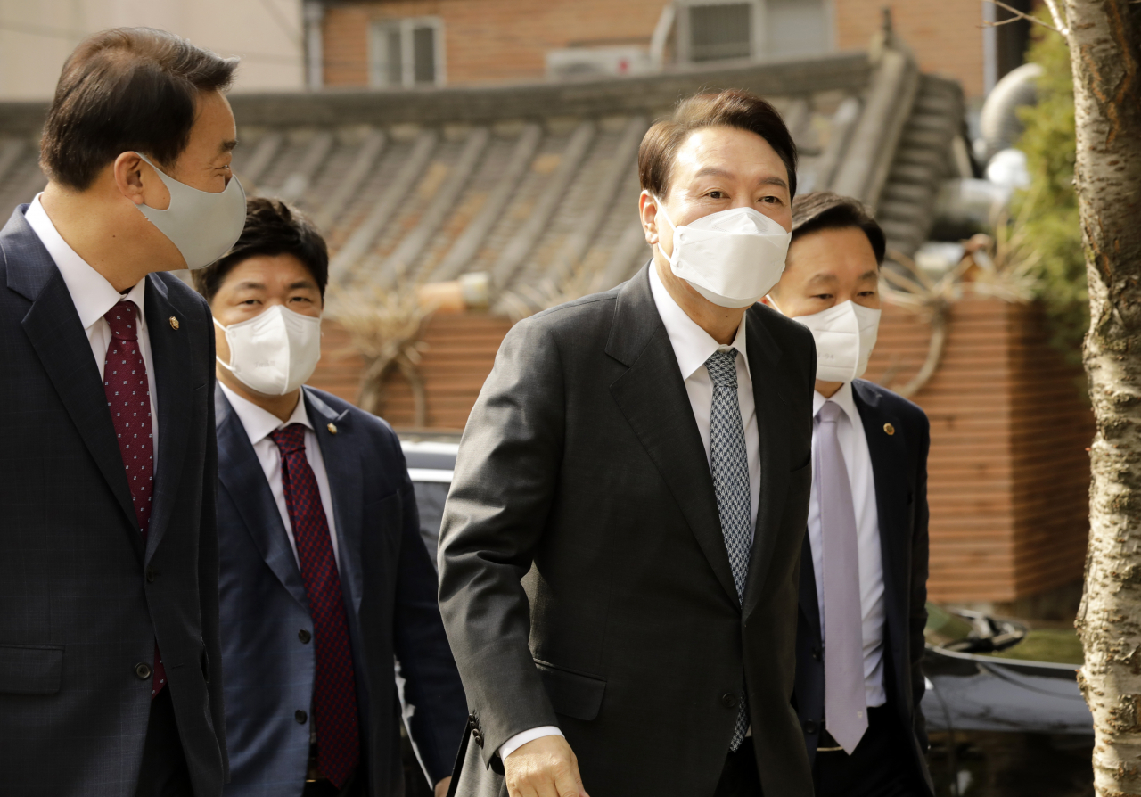 윤석열 대통령 당선인이 5일 오전 서울 종로구 통의동 금융감독원 연수원에 마련된 제20대 대통령직인수위원회로 출근하고 있다. [연합]
