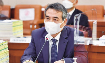 2020년 11월 24일 추미애 당시 법무부 장관이 서울 서초구 서울고검 기자실에서 윤석열 검찰총장 징계 청구와 직무배제 조치 내용을 설명하는 장면(위쪽사진)과 민중기 전 서울중앙지법원장. [연합]