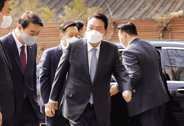 윤석열 대통령 당선인이 5일 오전 서울 종로구 통의동 금융감독원 연수원에 마련된 제20대 대통령직인수위원회로 출근하고 있다. 박해묵 기자