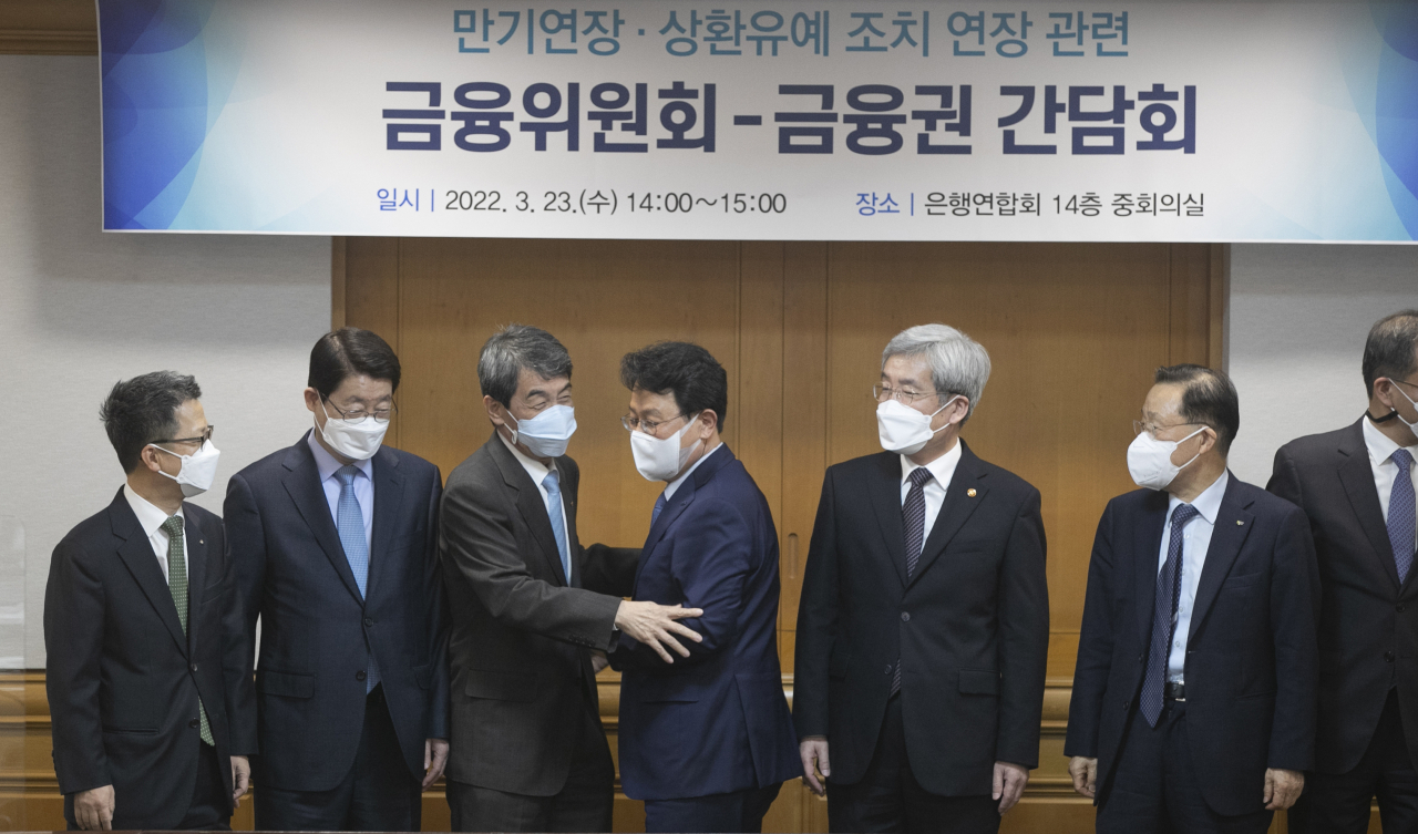 이동걸 산업은행장(왼쪽 세번째) [연합]