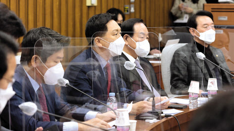 더불어민주당과 국민의힘이 한덕수 국무총리 후보자의 ‘김앤장’고문 재직 당시의 고액 급여 의혹 두고 충돌했다. 사진은 5일 오전 국회에서 열린 민주당 원내대책회의에서 발언하는 박홍근 원내대표(위쪽)와 같은 시각 국민의힘 원내대책회의에서 발언하는 김기현 원내대표. [연합]