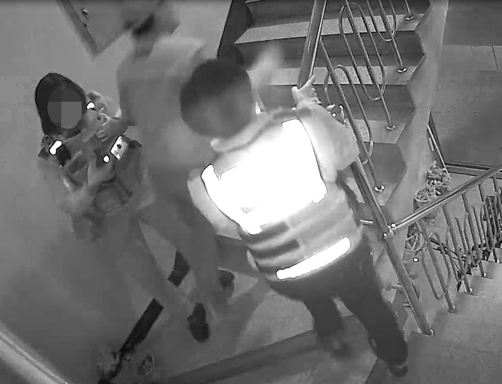 흉기난동 사건 피해자 남편이 현장으로 뛰어갔으나 경찰관들은 건물 밖으로 나왔다 ['인천 층간소음 흉기난동' 피해자 측 제공]
