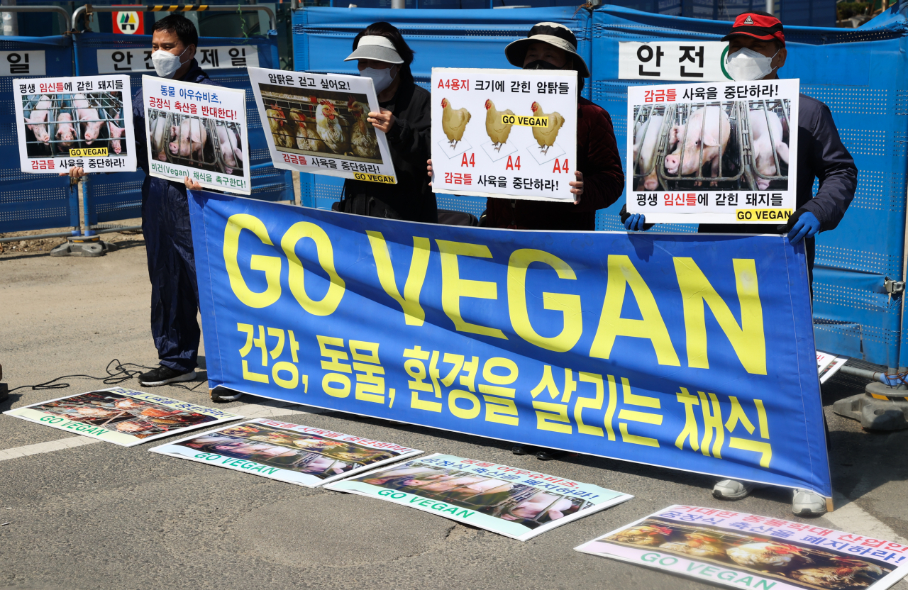 이원복 한국동물보호연합 대표와 동물보호단체 회원들이 4일 오후 서울 광화문광장에서 기자회견을 열고 공장식 축산과 감금틀 사육 중단을 촉구하고 있다. [연합]