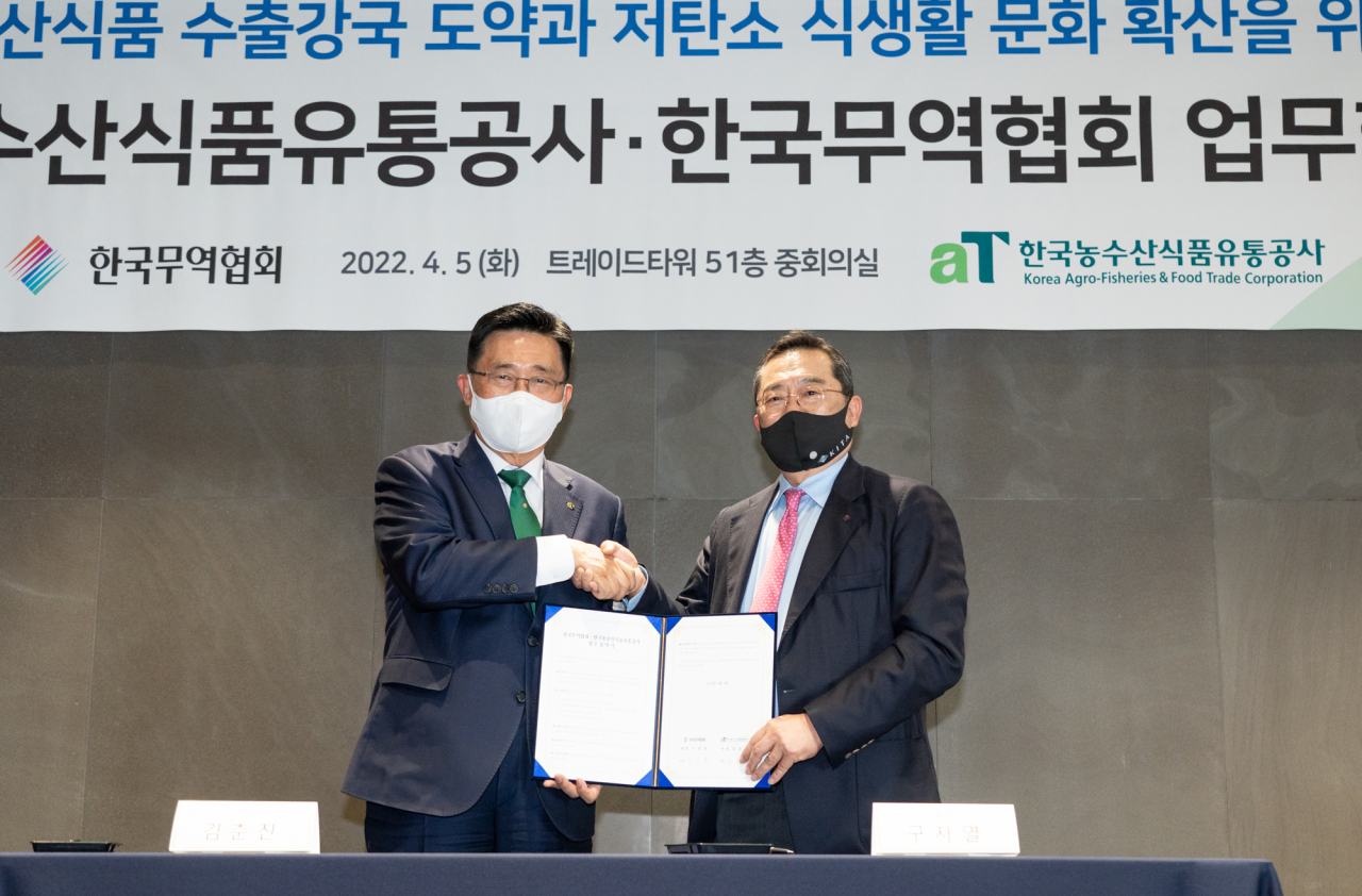 한국무역협회와 한국농수산식품유통공사가 서울 삼성동 무역센터에서 ‘수출 플랫폼을 활용한 농수산식품 기업 지원을 위한 업무협약’을 체결했다. 왼쪽부터 김춘진 aT 사장, 구자열 무역협회 회장. [한국무역협회 제공]