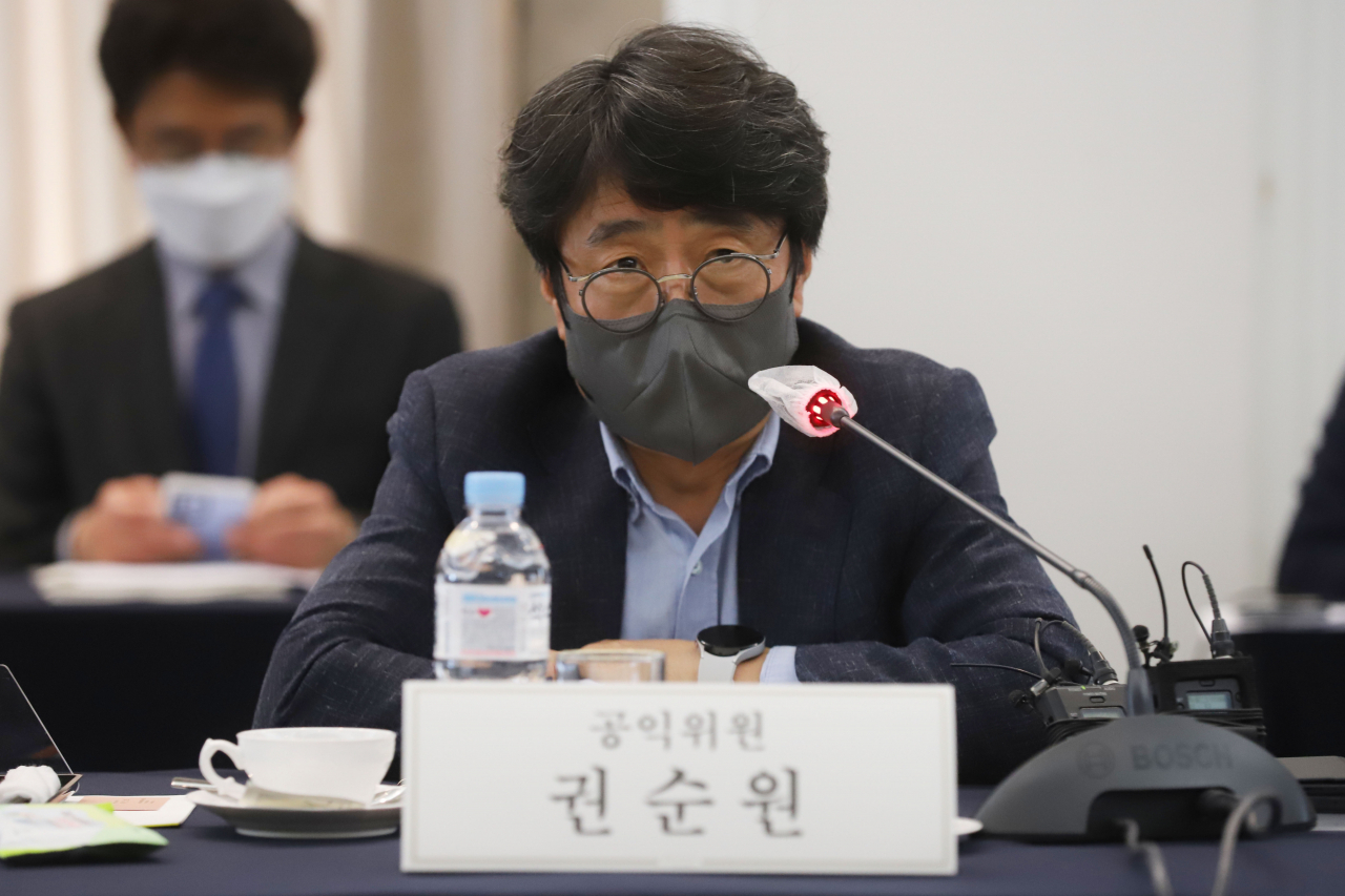 권순원 최저임금위원회 공익위원(숙명여대 경영학부 교수)이 5일 서울시 중구 한국프레스센터에서 열린 2022년 최저임금위원회 1차 전원회의에서 발언하고 있다. [연합]