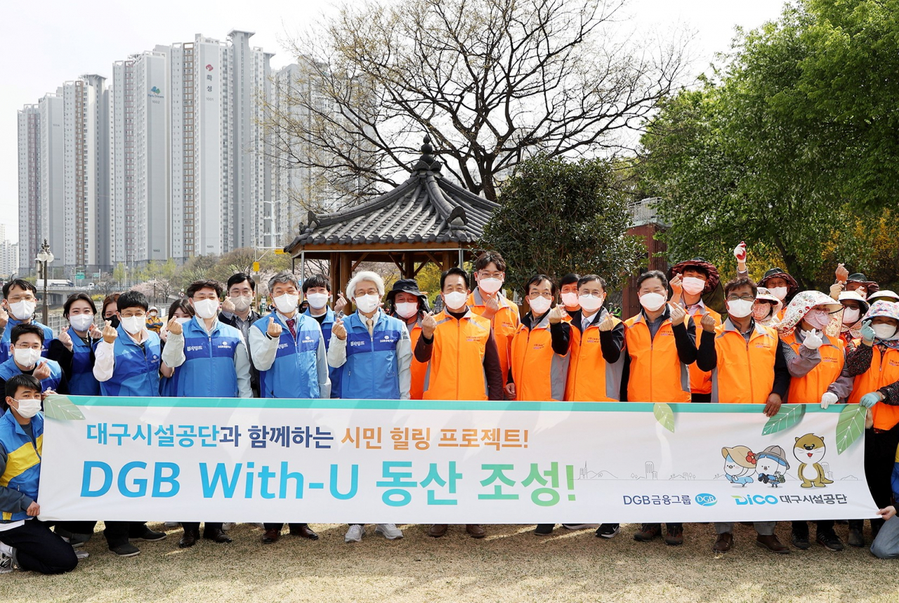 DGB금융그룹은 5일 식목일을 맞아 대구시설공단과 함께 신천둔치(성북교에서 침산교 구간)에 패랭이, 남천, 비올라 등 관목류와 계절꽃 24종 6400여본을 식재했다. [DGB금융그룹 제공℃]