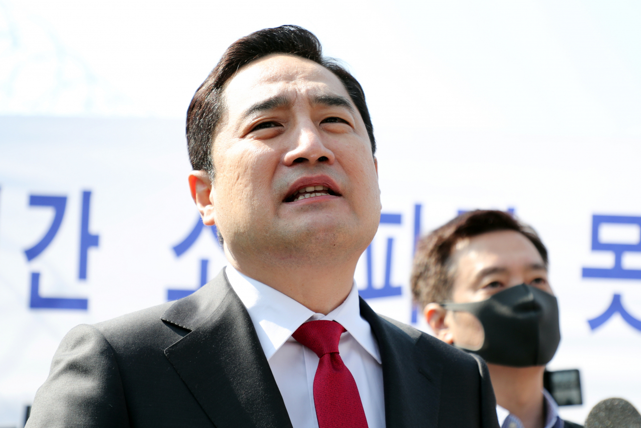 유튜브 채널 가로세로연구소 출연진인 강용석 변호사가 지난 4일 경기 수원시 세류역에서 기자회견을 열고 경기도지사 선거 출마를 선언하고 있다. [연합]