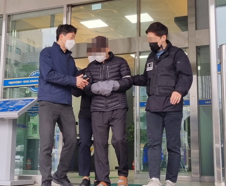 지난달 29일 서울 송파구 거여동에 있는 자신의 집에서 함께 술을 마시던 지인을 살해한 혐의를 받는 60대 남성이 6일 오전 서울 송파경찰서에서 검찰에 구속 송치되고 있다. 김희량 기자