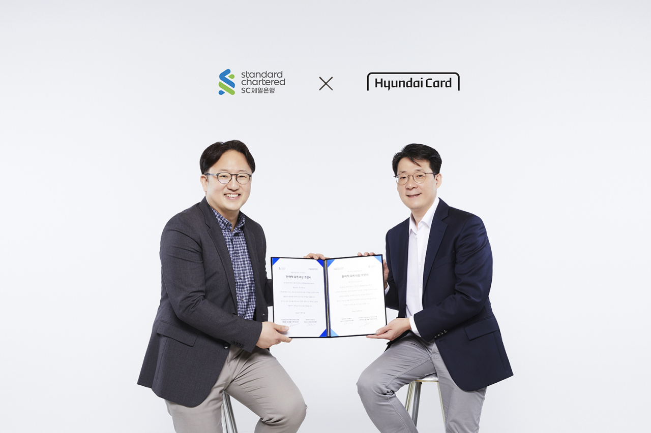 장호준(왼쪽) SC제일은행 소매금융그룹장(부행장)과 김덕환 현대카드 대표이사가 지난 5일 양사의 전략적 파트너십을 체결한 뒤 기념촬영을 하고 있다.[SC제일은행, 현대카드 제공]