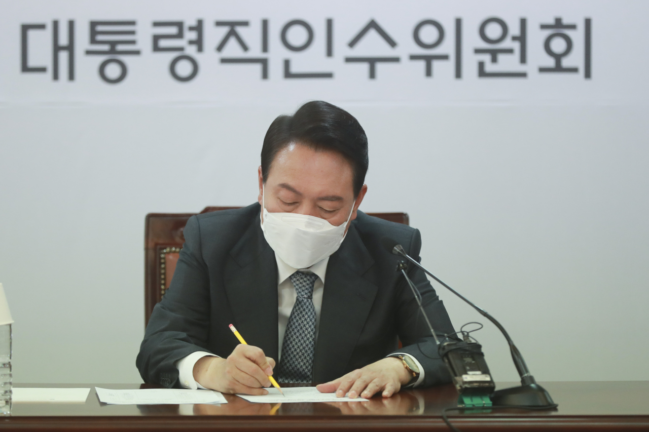 윤석열 대통령 당선인이 지난 5일 오전 서울 종로구 통의동 제20대 대통령직인수위원회에서 열린 간사단회의에서 참석자들의 발언을 메모하고 있다. [연합]