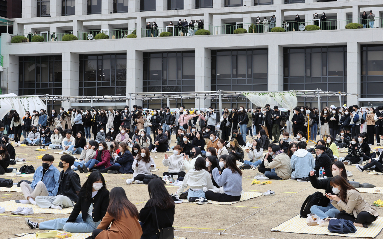 지난달 23일 서울 종로구 성균관대 인문사회과학캠퍼스에서 열린 금잔디문화제에서 재학생들이 축제를 즐기고 있다. [연합]