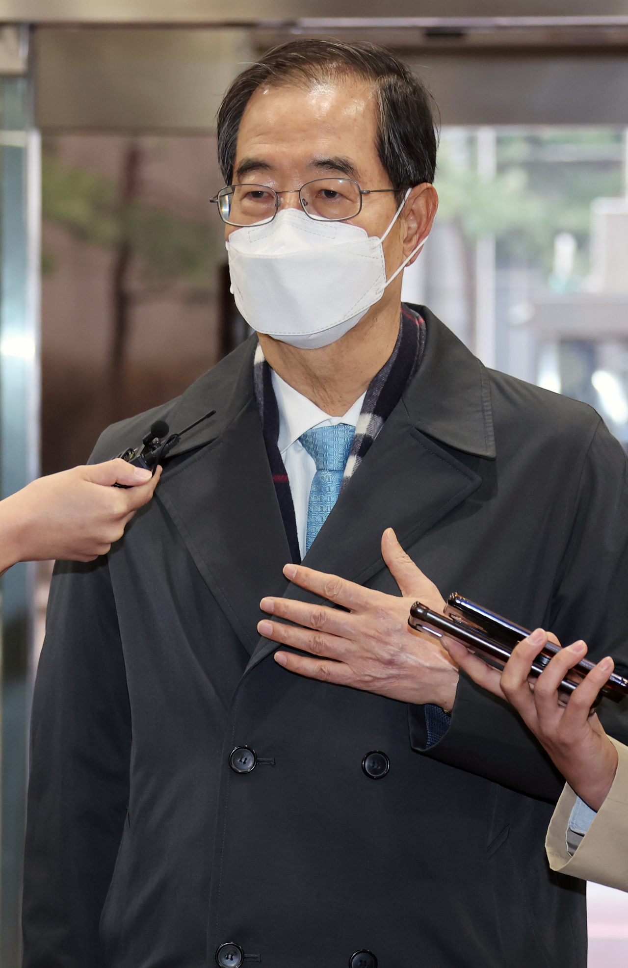 한덕수 국무총리 지명자가 6일 오전 서울 종로구 한국생산성본부 건물에 마련된 국회 인사청문회 준비단 사무실에 출근하며 기자들을 만나 질문에 답하고 있다. [연합]