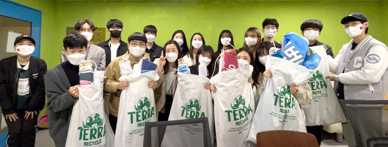 하이트진로와 업사이클링 전문브랜드 누깍과 손잡고 유흥거리 버려지는 현수막을 굿즈로 재탄생 시킨다. [하이트진로 제공]