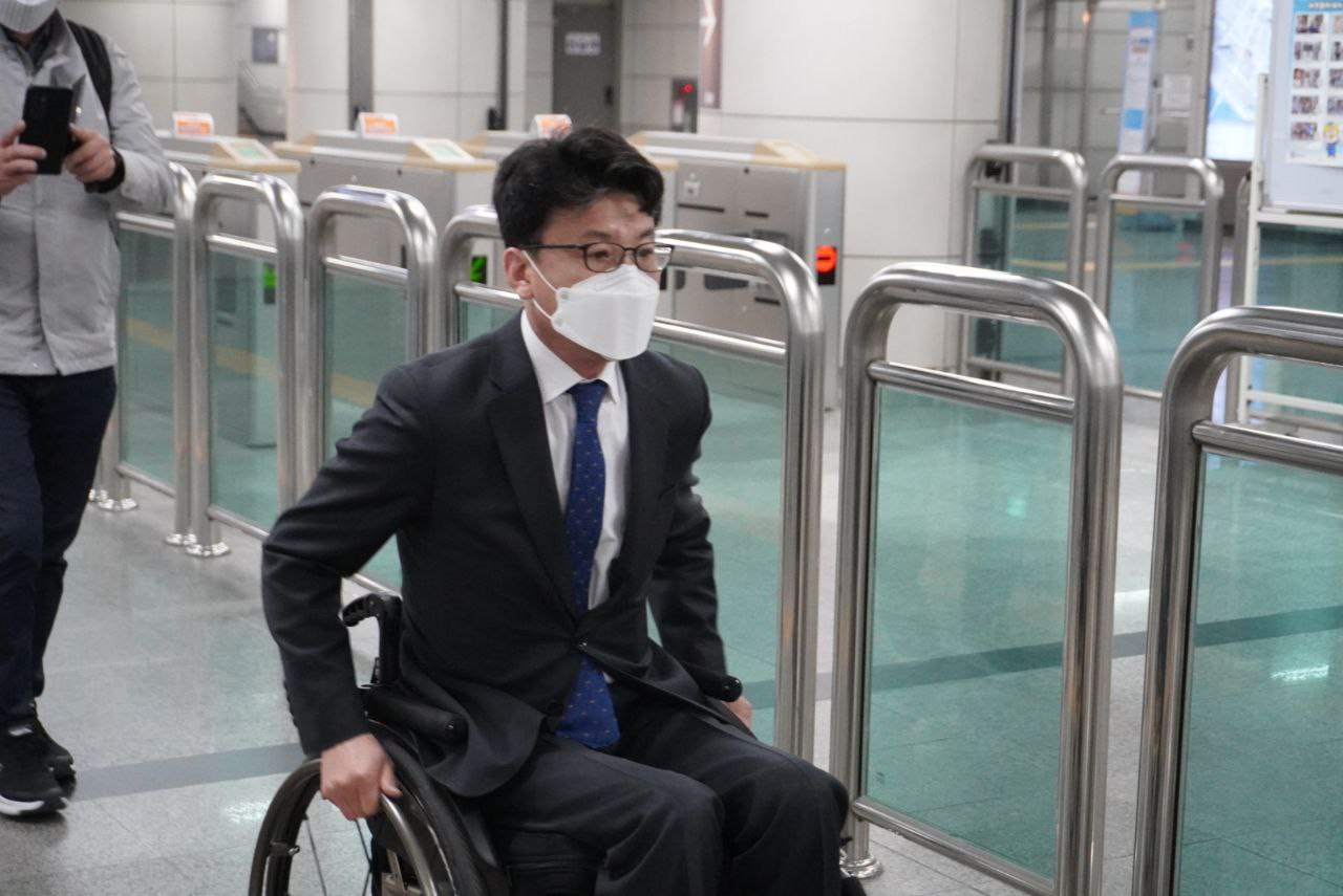 의원 배지 떼고, 휠체어 타고 지하철 출근한 민주당 의원들…왜? [종합] - 헤럴드경제